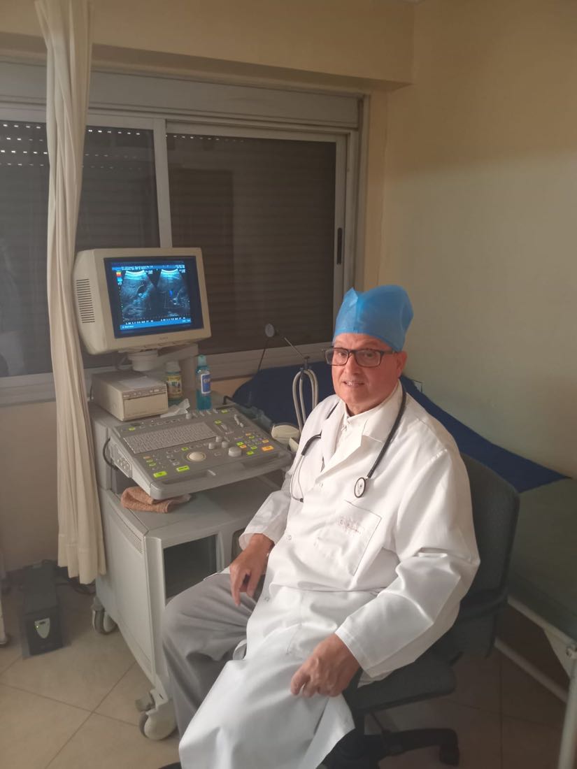 Le Dr Bouchta Slimani dans son cabinet à Béni Mellal, à côté de l'appareil d'échographie